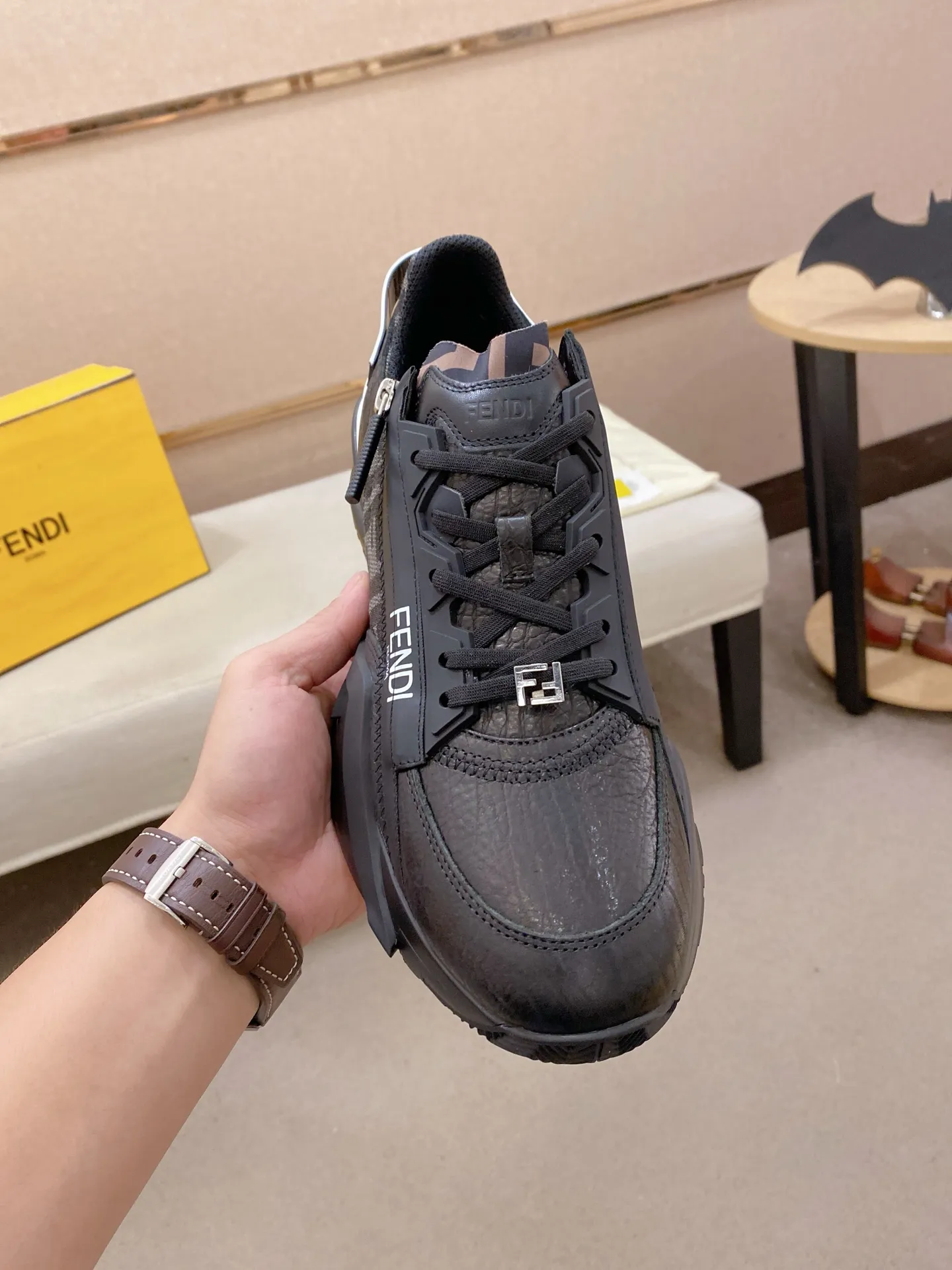 Factory price: 620💰(high version) [Fendi] Fendi’s latest casual shoes for men! Available at counters simultaneously! A one-to-one replica of the original. Made entirely of imported top-grain calfskin, the interior is made of top-grain water-dyed cowhide, and the original factory-supplied rubber outsole. Leading new fashion concepts. Matching code: 38-44 can be customized, 45 is not returnable!